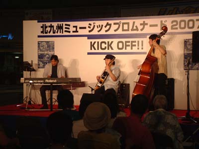 出前ライブJAM広場