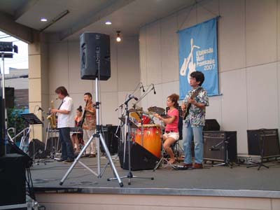 出前ライブinレインボー広場